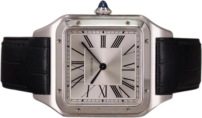 Titel: Santos Dumont WSSA0085 - Ubrugt (Nyhed)
Mærke: Cartier
Model: Santos Dumont Quartz
Ref.: WSSA0085
Kategori: Dress
Diameter: 43mm
Funktioner: Dato
Årgang: 2026
Pris: 35000
Stand: 10.0 (Nyt)
Skivefarve: Sølv
Rem: Læder
Kassemateriale: Stål
Køn: Herre
Match: 100.0%
Billedet ejes af Chrono (963707) Et Cartier ur