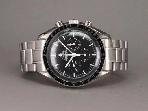 Title: Speedmaster Moonwatch - 35705000 (New)
Brand: Omega
Model: Speedmaster Professional Moonwatch
Ref: 3570.50.00
Category: Racing
Diameter: 42mm
Functions: Kronograf
Year: 2008
Price: 33000
Condition: undefined
Dial Color: Sort
Strap: Metal
Case material: Stål
Gender: Herre
Match: 100.0%
Billedet er ejet af Chrono (445459) Et Omega ur