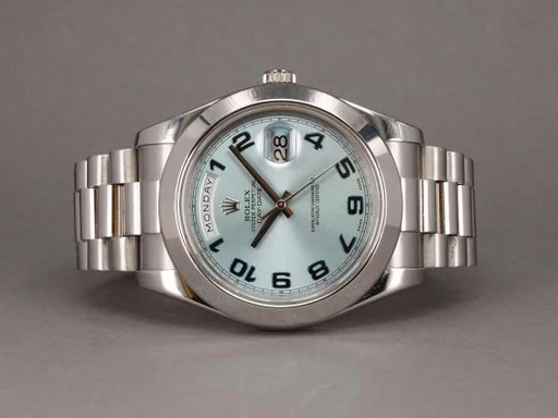 Title: Day-Date II Platin 218206 - DK sæt (New)
Brand: Rolex
Model: Day-Date II 41 Platinum
Ref: 218206
Category: Dress
Diameter: 41mm
Functions: Dato, Ugedag
Year: 2008
Price: 335000
Condition: undefined
Dial Color: Blå
Strap: Metal
Case material: Guld
Gender: Herre
Match: 100.0%
Billedet er ejet af Chrono (476673) Et Rolex ur