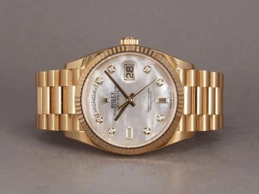 Title: Day Date 36 Mother of Pearl 128238
Brand: Rolex
Model: Day-Date 36
Ref: 128238
Category: Dress
Diameter: 36mm
Functions: Dato, Ugedag
Year: 2021
Price: 295000
Condition: undefined
Dial Color: Hvid
Strap: Metal
Case material: Guld
Gender: Herre
Match: 100.0%
Billedet er ejet af Chrono (101129) Et Rolex ur