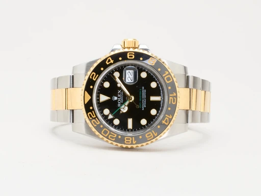 Title: GMT Master II (New)
Brand: Rolex
Model: GMT Master II
Ref: 116713LN
Category: Sport
Diameter: 40mm
Functions: GMT, Dato
Year: null
Price: 78499
Condition: undefined
Dial Color: Sort
Strap: Metal
Case material: Guld
Gender: Herre
Match: 100.0%
Billedet er ejet af Chrono Collective (436018) Et Rolex ur