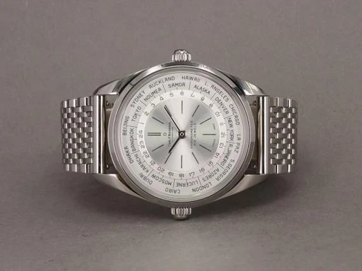 Title: Worldtimer - Mint 8/2025
Brand: Carl F. Bucherer
Model: Carl F. Bucherer Heritage Worldtimer
Ref: 00.10805.08.13.21
Category: Pilot
Diameter: 39mm
Functions: Verdensur
Year: 2025
Price: 48000
Condition: undefined
Dial Color: Sølv
Strap: Metal
Case material: Stål
Gender: Herre
Match: 100.0%
Billedet er ejet af Chrono (325702) Et Carl F. Bucherer ur