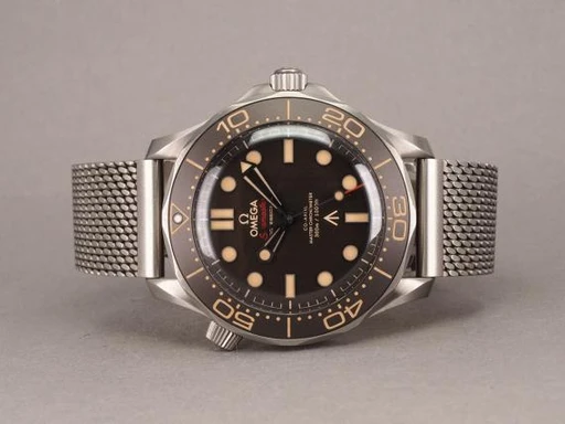 Title: Seamaster 300M NTTD James Bond
Brand: Omega
Model: Seamaster 300M Co-Axial 42mm 007 No Time To Die Edition
Ref: 210.92.42.20.01.001
Category: Dykker
Diameter: 42mm
Functions: Dato
Year: 2023
Price: 54000
Condition: undefined
Dial Color: Sort
Strap: Metal
Case material: Titanium
Gender: Herre
Match: 100.0%
Billedet er ejet af Chrono (347694) Et Omega ur