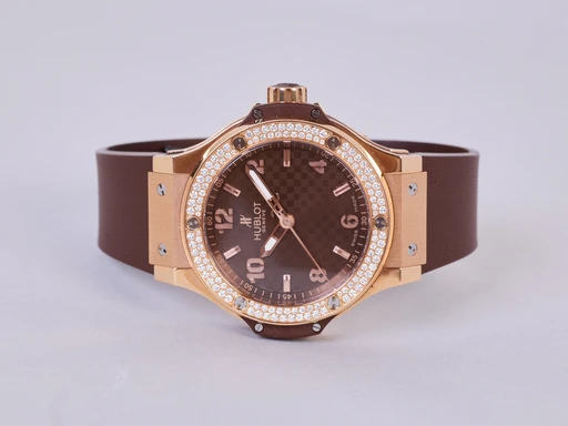Title: Big Bang Cappuccino
Brand: Hublot
Model: Big Bang
Ref: 361.PC.3380.RC.1104
Category: Sport
Diameter: 38mm
Functions: Dato
Year: 2011
Price: 86000
Condition: undefined
Dial Color: Brun
Strap: Andet
Case material: Guld
Gender: Herre
Match: 100.0%
Billedet er ejet af Chrono Collective (102386) Et Hublot ur