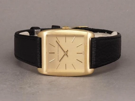 Title: Girard Perregaux - on hold
Brand: Girard-Perregaux
Model: Girard Perregaux 18K
Ref: 9693
Category: Dress
Diameter: 32mm
Functions:
Year: 1970
Price: 12000
Condition: undefined
Dial Color: Gul
Strap: Læder
Case material: Guld
Gender: Herre
Match: 100.0%
Billedet er ejet af Chrono (101075) Et Girard-Perregaux ur