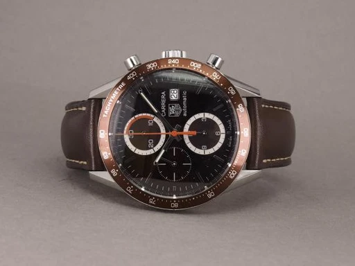 Title: Carrera Chronograph CV2013
Brand: Tag Heuer
Model: Carrera Chronograph
Ref: CV2013
Category: Racing
Diameter: 41mm
Functions: Kronograf, Dato
Year: 2007
Price: 15000
Condition: undefined
Dial Color: Brun
Strap: Læder
Case material: Stål
Gender: Herre
Match: 100.0%
Billedet er ejet af Chrono (339936) Et Tag Heuer ur