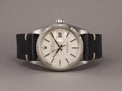 Title: Datejust 16014 - on hold (New)
Brand: Rolex
Model: Datejust
Ref: 16014
Category: Dress
Diameter: 36mm
Functions: Dato
Year: 1977
Price: 30000
Condition: undefined
Dial Color: Hvid
Strap: Læder
Case material: Stål
Gender: Unisex
Match: 100.0%
Billedet er ejet af Chrono (317675) Et Rolex ur