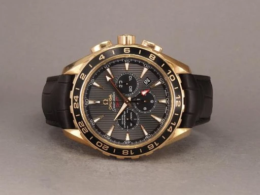 Title: Aqua Terra GMT Chronograph - 18K
Brand: Omega
Model: Seamaster Aqua Terra GMT Chronograph 18K
Ref: 231.53.44.52.06.001
Category: Sport
Diameter: 44mm
Functions: Dato, GMT, Kronograf
Year: null
Price: 88000
Condition: undefined
Dial Color: Grå
Strap: Læder
Case material: Guld
Gender: Herre
Match: 100.0%
Billedet er ejet af Chrono (125658) Et Omega ur