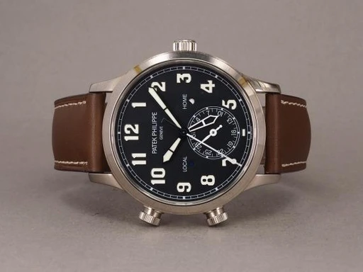 Title: Calatrava Pilot Travel Time - Mint
Brand: Patek Philippe
Model: Calatrava Pilot Travel Time
Ref: 5524G-001
Category: Pilot
Diameter: 42mm
Functions: Dato, Ugedag, GMT
Year: 2022
Price: 240000
Condition: undefined
Dial Color: Blå
Strap: Læder
Case material: Guld
Gender: Herre
Match: 100.0%
Billedet er ejet af Chrono (404116) Et Patek Philippe ur