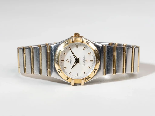 Title: Constellation MOP Dial
Brand: Omega
Model: Constellation MOP Dial
Ref: 12727000
Category: Dress
Diameter: 25mm
Functions:
Year: 1998
Price: 10999
Condition: 7.0
Dial Color: Hvid
Strap: Metal
Case material: Stål
Gender: Dame
Match: 100.0%
Billedet er ejet af Chrono Collective (494742) Et Omega ur