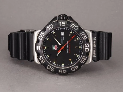 Title: Formula 1 Quartz
Brand: Tag Heuer
Model: Formula 1 Quartz
Ref: WAH1110.BT0714
Category: Sport
Diameter: 41mm
Functions: Dato
Year: null
Price: 7000
Condition: undefined
Dial Color: Sort
Strap: Gummi
Case material: Stål
Gender: Herre
Match: 100.0%
Billedet er ejet af Chrono (101182) Et Tag Heuer ur