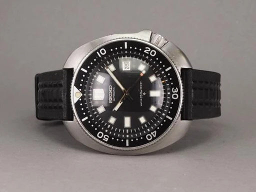 Title: Diver "Captain Willard" 6105-8110
Brand: Seiko
Model: Diver "Captain Willard"
Ref: 6105-8110
Category: Dykker
Diameter: 44mm
Functions: Dato
Year: null
Price: 23000
Condition: undefined
Dial Color: Sort
Strap: Andet
Case material: Stål
Gender: Herre
Match: 100.0%
Billedet er ejet af Chrono (445452) Et Seiko ur