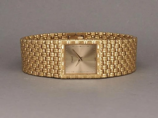 Title: Polo 18K - on hold
Brand: Piaget
Model: Polo 18K
Ref: 80131 D23
Category: Dress
Diameter: 31mm
Functions:
Year: 1989
Price:
Condition: 8.0
Dial Color: Gul
Strap: Metal
Case material: Guld
Gender: Unisex
Match: 100.0%
Billedet er ejet af Chrono (445456) Et Piaget ur