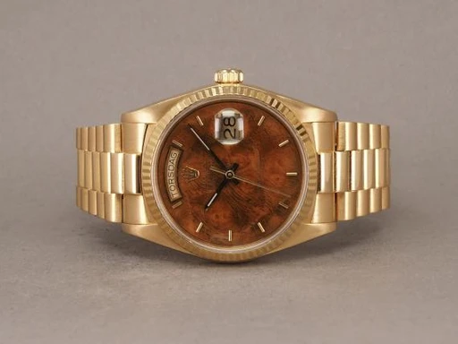 Title: Day-Date - 18038 - Wooden Dial -  2/1989
Brand: Rolex
Model: Day-Date - Wooden Dial
Ref: 18038
Category: Dress
Diameter: 36mm
Functions: Dato, Ugedag
Year: 1989
Price: 152000
Condition: undefined
Dial Color: Brun
Strap: Metal
Case material: Guld
Gender: Herre
Match: 100.0%
Billedet er ejet af Chrono (386168) Et Rolex ur