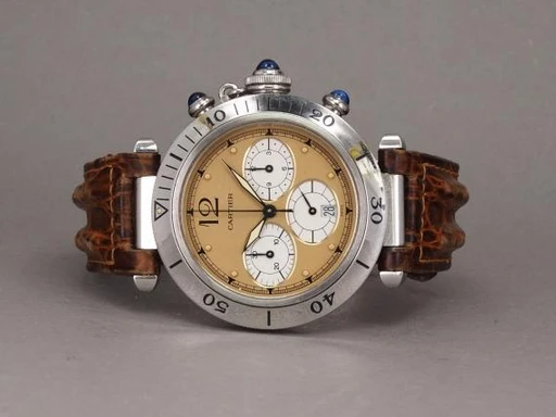 Title: Pasha Chrono - 1050
Brand: Cartier
Model: Cartier Pasha
Ref: 1050
Category: Racing
Diameter: 38mm
Functions: Kronograf, Dato
Year: 1994
Price: 18000
Condition: 8.0
Dial Color: Brun
Strap: Læder
Case material: Stål
Gender: Herre
Match: 100.0%
Billedet er ejet af Chrono (494855) Et Cartier ur