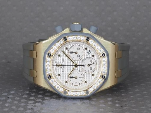 Title: Royal Oak Offshore - AP service
Brand: Audemars Piguet
Model: Royal Oak Offshore Lady 37MM
Ref: 25986AK.ZZ.D003CA.02
Category: Sport
Diameter: 37mm
Functions: Kronograf, Dato
Year: 2004
Price: 235000
Condition: undefined
Dial Color: Hvid
Strap: Andet
Case material: Guld
Gender: Herre
Match: 100.0%
Billedet er ejet af Chrono (101307) Et Audemars Piguet ur