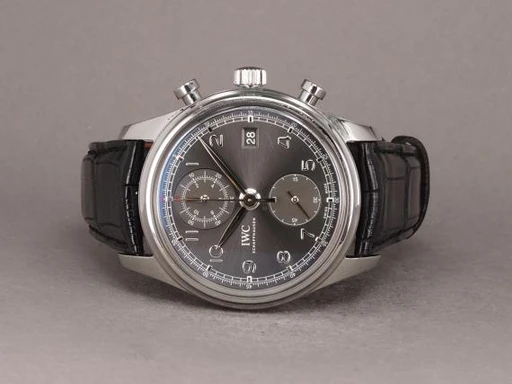 Title: Portuguese Chronograph Classic 3904
Brand: IWC
Model: Portuguese Chronograph Classic
Ref: IW3904
Category: Racing
Diameter: 42mm
Functions: Kronograf, Dato
Year: 2014
Price: 46000
Condition: undefined
Dial Color: Grå
Strap: Læder
Case material: Stål
Gender: Herre
Match: 100.0%
Billedet er ejet af Chrono (100900) Et IWC ur