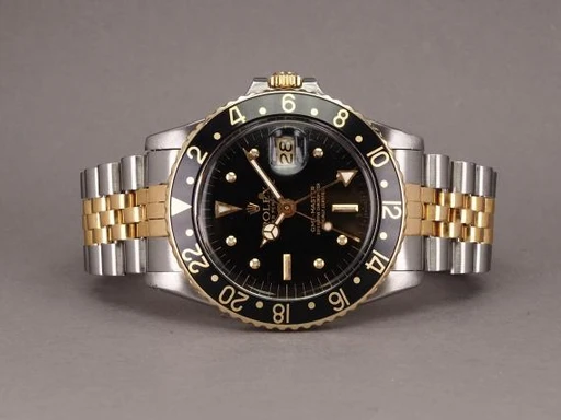 Title: GMT-Master 16753 - Nipple dial
Brand: Rolex
Model: GMT-Master Nipple Dial
Ref: 16753
Category: Pilot
Diameter: 40mm
Functions: GMT, Dato
Year: 1971
Price: 77000
Condition: 8.0
Dial Color: Sort
Strap: Metal
Case material: Stål
Gender: Herre
Match: 100.0%
Billedet er ejet af Chrono (529666) Et Rolex ur