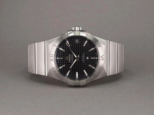 Title: Constellation Co-Axial Cal. 8500
Brand: Omega
Model: Constellation Co-Axial
Ref: 123.10.38.21.01.002
Category: Dress
Diameter: 38mm
Functions: Dato
Year: null
Price: 27000
Condition: undefined
Dial Color: Sort
Strap: Metal
Case material: Stål
Gender: Herre
Match: 100.0%
Billedet er ejet af Chrono (190456) Et Omega ur