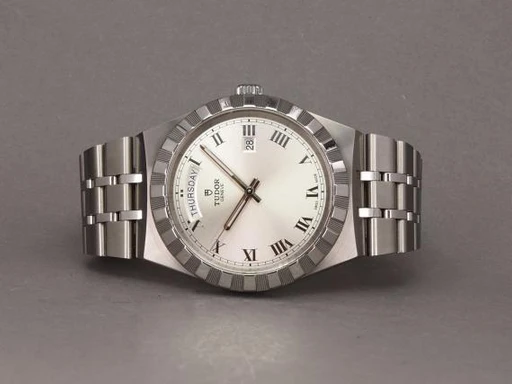 Title: Royal 28600 - 5/2025 (New)
Brand: Tudor
Model: Royal
Ref: 28600
Category: Dress
Diameter: 41mm
Functions: Dato, Ugedag
Year: 2025
Price: 16000
Condition: undefined
Dial Color: Sølv
Strap: Metal
Case material: Stål
Gender: Herre
Match: 100.0%
Billedet er ejet af Chrono (483564) Et Tudor ur