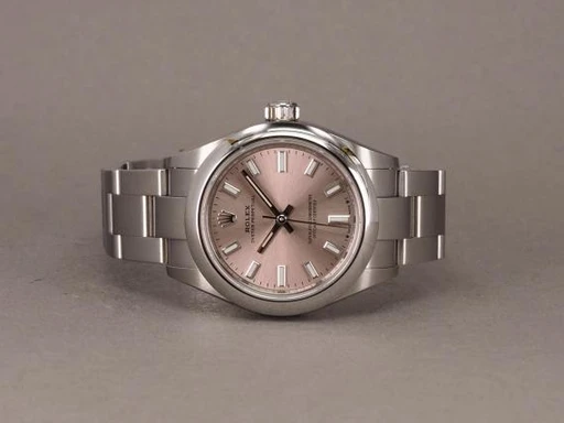 Title: Oyster Perpetual 28 276200
Brand: Rolex
Model: Oyster Perpetual 28
Ref: 276200
Category: Dress
Diameter: 28mm
Functions: Dato
Year: 2021
Price: 50000
Condition: 9.0
Dial Color: Rød
Strap: Metal
Case material: Stål
Gender: Dame
Match: 100.0%
Billedet er ejet af Chrono (401902) Et Rolex ur