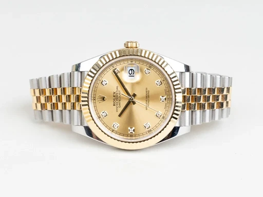 Title: Datejust 41 G/S Diamonds (New)
Brand: Rolex
Model: Datejust 41 G/S Diamonds
Ref: 126333
Category: Dress
Diameter: 41mm
Functions: Dato
Year: 2016
Price: 115499
Condition: undefined
Dial Color: Gul
Strap: Metal
Case material: Stål
Gender: Herre
Match: 100.0%
Billedet er ejet af Chrono Collective (478885) Et Rolex ur