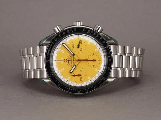 Title: Speedmaster Schumacher - NOS
Brand: Omega
Model: Speedmastr Reduced Schumacher
Ref: 3810.12.40
Category: Racing
Diameter: 39mm
Functions: Kronograf
Year: 2018
Price: 32000
Condition: undefined
Dial Color: Gul
Strap: Metal
Case material: Stål
Gender: Herre
Match: 100.0%
Billedet er ejet af Chrono (339932) Et Omega ur