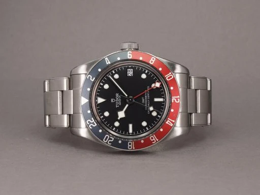 Title: Black Bay GMT 79830RB
Brand: Tudor
Model: Black Bay GMT
Ref: 79830RB
Category: Sport
Diameter: 41mm
Functions: GMT, Dato
Year: 2018
Price: 21000
Condition: undefined
Dial Color: Sort
Strap: Metal
Case material: Stål
Gender: Herre
Match: 100.0%
Billedet er ejet af Chrono (284606) Et Tudor ur