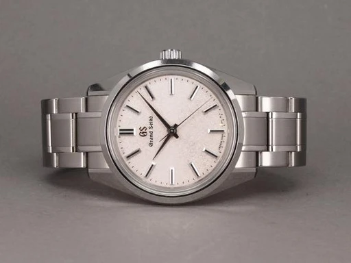 Title: Snowflake SBGW289 Limited Edition
Brand: Grand Seiko
Model: 44GS 55th Anniversary Limited Edition
Ref: SBGW289
Category: Dress
Diameter: 36mm
Functions: Dato
Year: 2022
Price: 35000
Condition: 9.0
Dial Color: Hvid
Strap: Metal
Case material: Stål
Gender: Herre
Match: 100.0%
Billedet er ejet af Chrono (463094) Et Grand Seiko ur