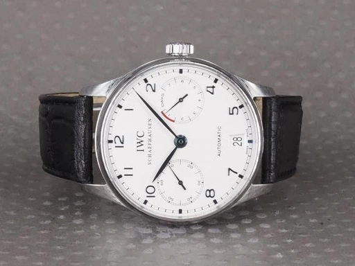 Title: Portugieser 7 Days IW500107
Brand: IWC
Model: Portugieser Automatic 7 days
Ref: IW500107
Category: Dress
Diameter: 42mm
Functions: Dato
Year: 2013
Price: 51000
Condition: undefined
Dial Color: Hvid
Strap: Læder
Case material: Stål
Gender: Herre
Match: 100.0%
Billedet er ejet af Chrono (101328) Et IWC ur