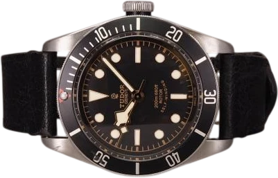Title: Heritage Black Bay Black ETA 79220N (New)
Brand: Tudor
Model: Black Bay Black ETA
Ref: 79220N
Category: Dykker
Diameter: 40mm
Functions: Dato
Year: 2016
Price: 26000
Condition: 8.0
Dial Color: Sort
Strap: Læder
Case material: Stål
Gender: Herre
Match: 100.0%
Billedet er ejet af Chrono (888588) Et Tudor ur