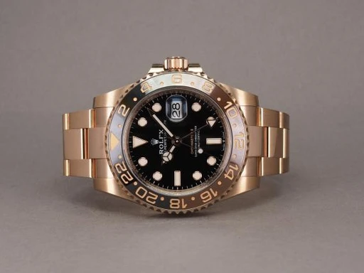 Title: GMT-Master II Rootbeer  126715CHNR
Brand: Rolex
Model: GMT-Master II Rootbeer
Ref: 126715CHNR
Category: Pilot
Diameter: 40mm
Functions: GMT, Dato
Year: 2021
Price: 260000
Condition: undefined
Dial Color: Sort
Strap: Metal
Case material: Guld
Gender: Herre
Match: 100.0%
Billedet er ejet af Chrono (276479) Et Rolex ur