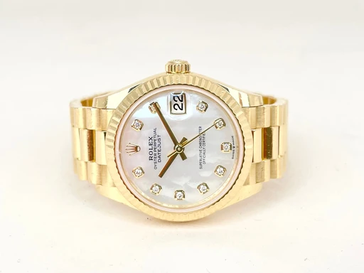 Title: Datejust 31mm
Brand: Rolex
Model: Datejust 31
Ref: 278278
Category: Dress
Diameter: 31mm
Functions: Dato
Year: 2020
Price: 235499
Condition: undefined
Dial Color: Hvid
Strap: Metal
Case material: Guld
Gender: Dame
Match: 100.0%
Billedet er ejet af Chrono Collective (102408) Et Rolex ur