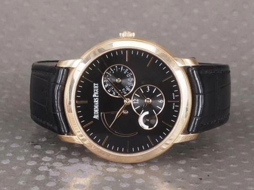 Title: Jules Audemars Dual Time
Brand: Audemars Piguet
Model: Jules Audemars Dual Time 18K
Ref: 26380OR.OO.D002CR.01
Category: Dress
Diameter: 41mm
Functions: Dato, GMT
Year: null
Price: 105000
Condition: undefined
Dial Color: Sort
Strap: Læder
Case material: Guld
Gender: Herre
Match: 100.0%
Billedet er ejet af Chrono (101337) Et Audemars Piguet ur