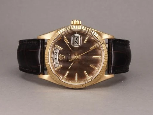 Title: Day-Date 18118 - 2025 service (New)
Brand: Rolex
Model: 18118
Ref: Day-Date
Category: Dress
Diameter: 36mm
Functions: Dato, Ugedag
Year: 1980
Price: 83000
Condition: undefined
Dial Color: Brun
Strap: Læder
Case material: Guld
Gender: Herre
Match: 100.0%
Billedet er ejet af Chrono (485815) Et Rolex ur