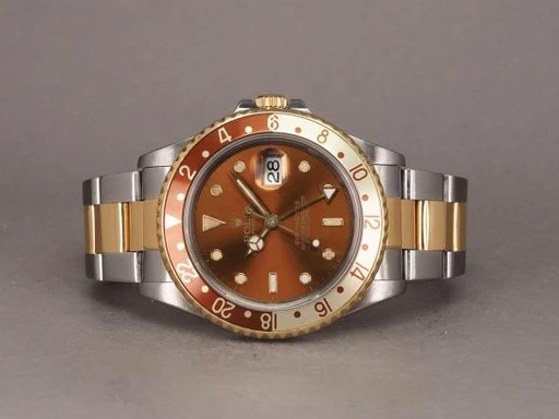 Title: GMT-Master II Rootbeer 16713
Brand: Rolex
Model: GMT-Master II Rootbeer
Ref: 16713
Category: Sport
Diameter: 40mm
Functions: GMT, Dato
Year: 1992
Price: 86000
Condition: undefined
Dial Color: Brun
Strap: Metal
Case material: Stål
Gender: Herre
Match: 100.0%
Billedet er ejet af Chrono (100932) Et Rolex ur