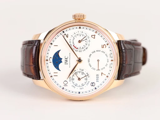 Title: Portuguese Perpetual Calendar
Brand: IWC
Model: Portuguese Perpetual Calendar
Ref: IW503302
Category: Dress
Diameter: 44mm
Functions: Dato, Ugedag, Månefase
Year: null
Price: 134499
Condition: undefined
Dial Color: Hvid
Strap: Læder
Case material: Guld
Gender: Herre
Match: 100.0%
Billedet er ejet af Chrono Collective (102387) Et IWC ur