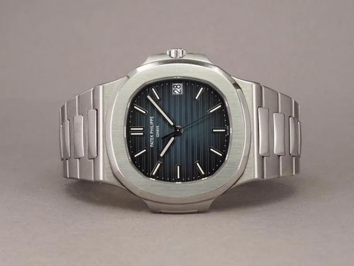 Title: Nautilus 5711/1A - 2024 PP service
Brand: Patek Philippe
Model: Nautilus
Ref: 5711/1A-010
Category: Sport
Diameter: 40mm
Functions: Dato
Year: 2018
Price: 700000
Condition: undefined
Dial Color: Blå
Strap: Metal
Case material: Stål
Gender: Herre
Match: 100.0%
Billedet er ejet af Chrono (358467) Et Patek Philippe ur