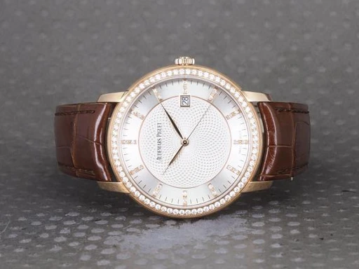 Title: Jules Audemars 18K
Brand: Audemars Piguet
Model: Audemars Piguet Jules Audemars 18K
Ref: 15171OR.ZZ.A809CR.01
Category: Dress
Diameter: 39mm
Functions: Dato
Year: 2022
Price: 200000
Condition: undefined
Dial Color: Hvid
Strap: Læder
Case material: Guld
Gender: Herre
Match: 100.0%
Billedet er ejet af Chrono (101276) Et Audemars Piguet ur