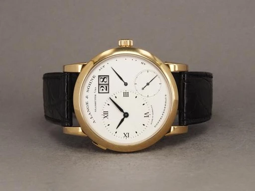Title: Lange 1 101.002 - 1995
Brand: A. Lange & Söhne
Model: Lange 1
Ref: 101.002
Category: Dress
Diameter: 38mm
Functions: Dato
Year: 1995
Price: 350000
Condition: undefined
Dial Color: Hvid
Strap: Læder
Case material: Guld
Gender: Herre
Match: 100.0%
Billedet er ejet af Chrono (112010) Et A. Lange & Söhne ur
