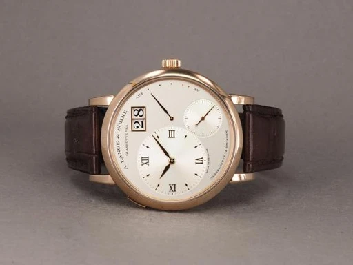Title: Grand Lange 1
Brand: A. Lange & Söhne
Model: Grand Lange 1
Ref: 117.032
Category: Dress
Diameter: 41mm
Functions: Dato, Ugedag
Year: 2021
Price: 200000
Condition: undefined
Dial Color: Hvid
Strap: Læder
Case material: Guld
Gender: Herre
Match: 100.0%
Billedet er ejet af Chrono (317669) Et A. Lange & Söhne ur