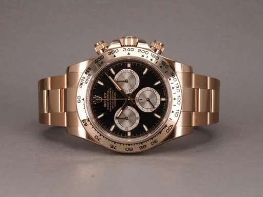 Title: Daytona 18K 126505 - 10/2023 (New)
Brand: Rolex
Model: Daytona 18K Everose
Ref: 116505
Category: Racing
Diameter: 40mm
Functions: Kronograf
Year: 2023
Price: 345000
Condition: 9.0
Dial Color: Sort
Strap: Metal
Case material: Guld
Gender: Herre
Match: 100.0%
Billedet er ejet af Chrono (529661) Et Rolex ur