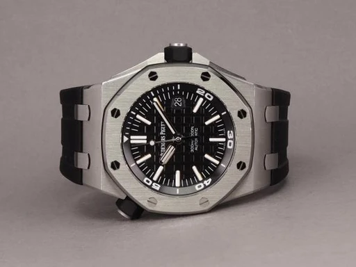 Title: ROO Diver 15710ST
Brand: Audemars Piguet
Model: Royal Oak Offshore Diver
Ref: 15710ST.OO.A002CA.01
Category: Dykker
Diameter: 42mm
Functions: Dato
Year: 2019
Price: 140000
Condition: 8.0
Dial Color: Sort
Strap: Andet
Case material: Stål
Gender: Herre
Match: 100.0%
Billedet er ejet af Chrono (515499) Et Audemars Piguet ur