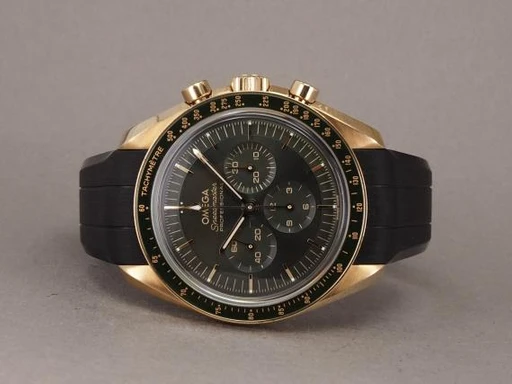 Title: Speedmaster Professional Moonshine™
Brand: Omega
Model: Speedmaster Professional Moonshine 18K
Ref: 310.63.42.50.10.001
Category: Racing
Diameter: 42mm
Functions: Kronograf, Dato
Year: 2022
Price: 160000
Condition: undefined
Dial Color: Grøn
Strap: Gummi
Case material: Guld
Gender: Herre
Match: 100.0%
Billedet er ejet af Chrono (365285) Et Omega ur