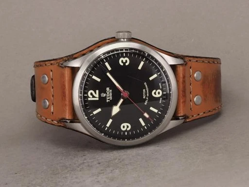 Title: Heritage Ranger 79910
Brand: Tudor
Model: Heritage Ranger
Ref: 79910
Category: Sport
Diameter: 41mm
Functions: 
Year: 2016
Price: 16000
Condition: undefined
Dial Color: Sort
Strap: Læder
Case material: Stål
Gender: Herre
Match: 100.0%
Billedet er ejet af Chrono (137383) Et Tudor ur