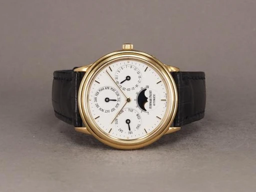 Title: Royal Oak Quantième Perpétuel
Brand: Audemars Piguet
Model: Quantieme Perpetuel
Ref: 25657BA
Category: Dress
Diameter: 36mm
Functions: Månefase, Dato, Ugedag
Year: null
Price: 135000
Condition: undefined
Dial Color: Hvid
Strap: Læder
Case material: Guld
Gender: Herre
Match: 100.0%
Billedet er ejet af Chrono (137369) Et Audemars Piguet ur