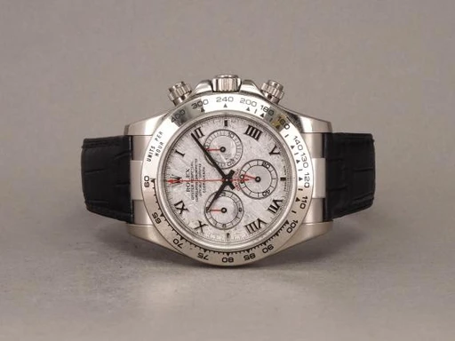 Title: Daytona 18K WG 116519LN - Meteorite
Brand: Rolex
Model: Daytona WG Meteroite
Ref: 116519
Category: Racing
Diameter: 40mm
Functions: Kronograf
Year: 2002
Price: 295000
Condition: undefined
Dial Color: Sølv
Strap: Læder
Case material: Guld
Gender: Herre
Match: 100.0%
Billedet er ejet af Chrono (397477) Et Rolex ur
