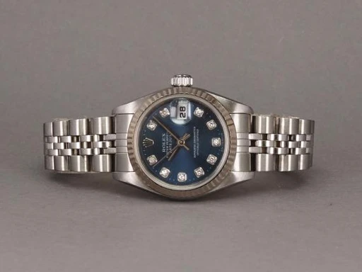 Title: Lady Datejust 79174 - Diamant skive
Brand: Rolex
Model: Lady Datejust
Ref: 79174
Category: Dress
Diameter: 26mm
Functions: Dato
Year: 2000
Price: 45000
Condition: undefined
Dial Color: Blå
Strap: Metal
Case material: Stål
Gender: Dame
Match: 100.0%
Billedet er ejet af Chrono (436142) Et Rolex ur