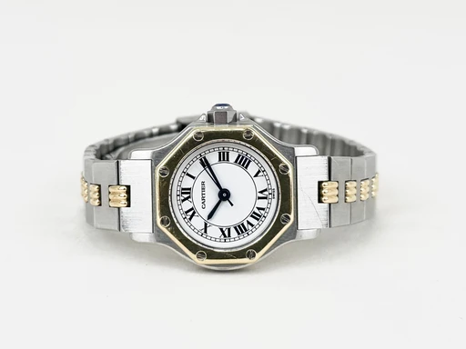 Title: Santos Octagon
Brand: Cartier
Model: Cartier Santos Octagon
Ref: 0907
Category: Dress
Diameter: 25mm
Functions: 
Year: null
Price: 17999
Condition: undefined
Dial Color: Hvid
Strap: Metal
Case material: Stål
Gender: Dame
Match: 100.0%
Billedet er ejet af Chrono Collective (257098) Et Cartier ur