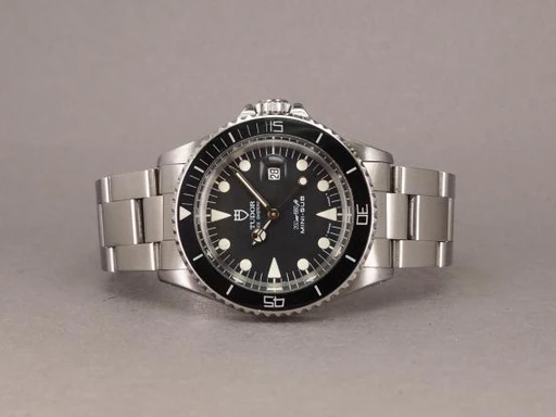 Title: Mini-Sub - on hold
Brand: Tudor
Model: Mini Sub
Ref: 73090
Category: Dykker
Diameter: 33mm
Functions: Dato
Year: 1990
Price: 24000
Condition: undefined
Dial Color: Sort
Strap: Metal
Case material: Stål
Gender: Herre
Match: 100.0%
Billedet er ejet af Chrono (362948) Et Tudor ur